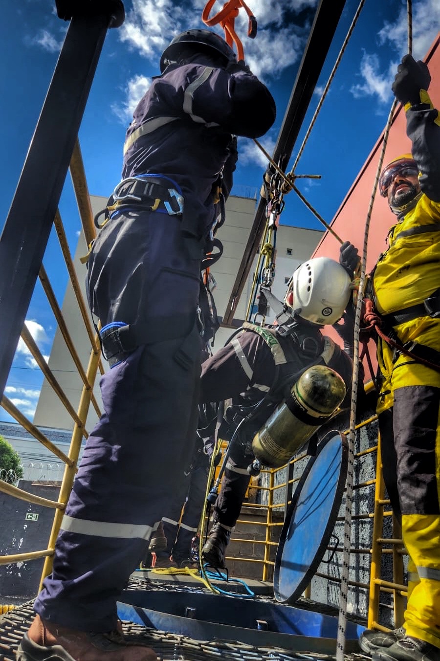 Trabalho em altura com SCBA e progressão em estrutura