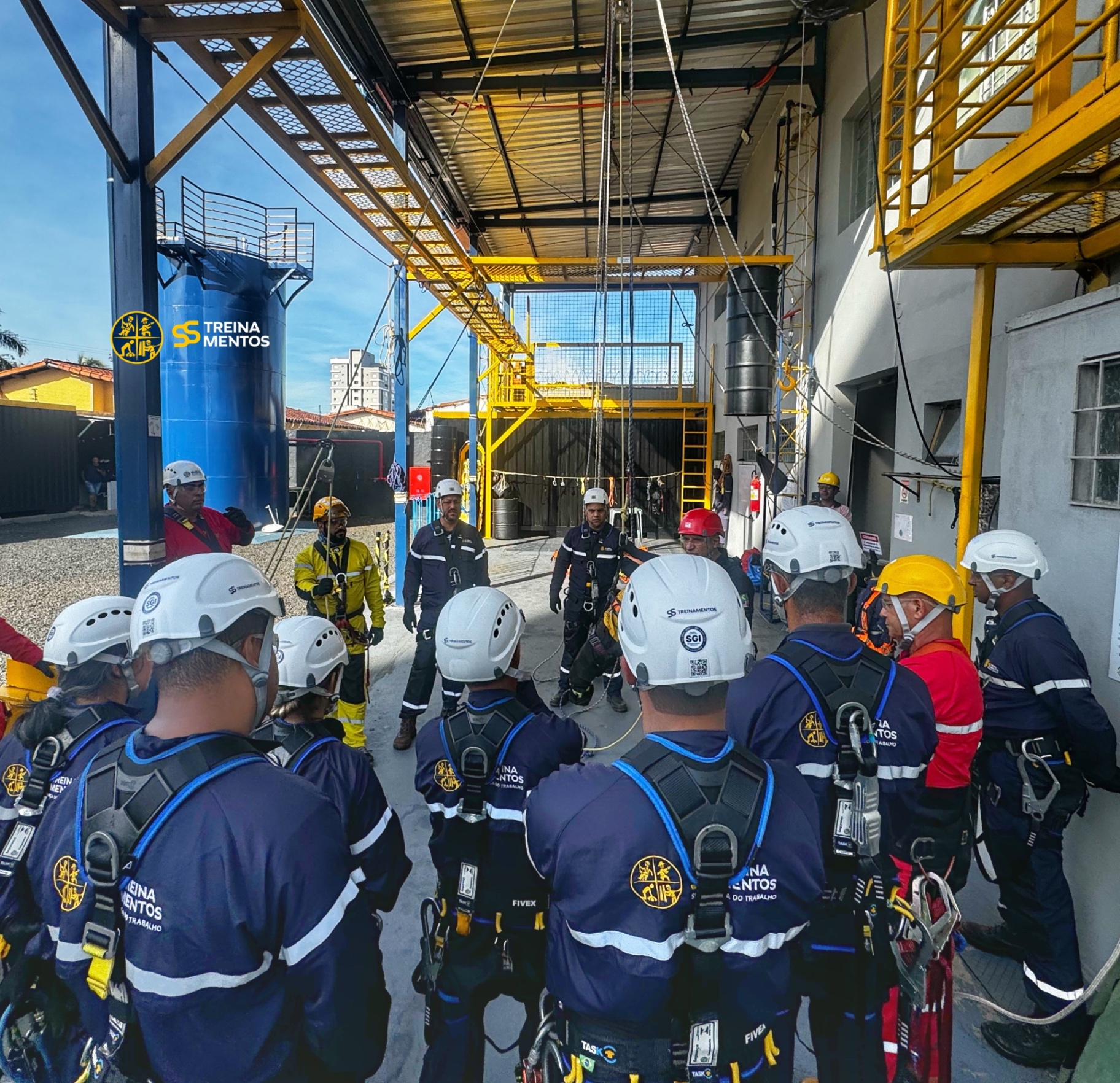 Turma reunida em briefing no centro de treinamento